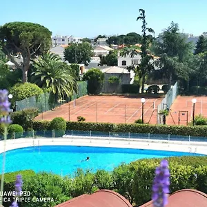 2 Pieces Climatise-wifi / 4 Voyageurs / Boxe Prive / 2 Piscines / 2 Tennis / Petanque / Pingpong Antibes